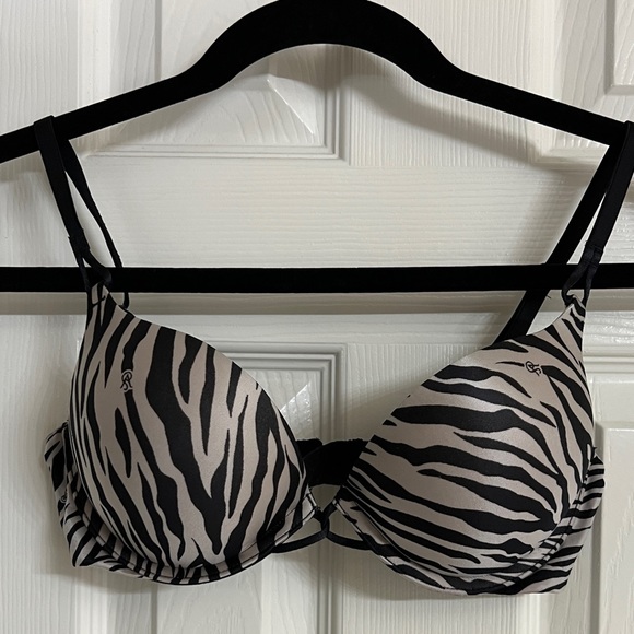 Victoria’s Secret bra size 34B good condition pre-owned. - Picture 1 of 3